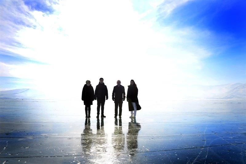 Vali Hüseyin Öner, yüzeyi buz tutan Çıldır Gölü’nde incelemelerde bulundu
