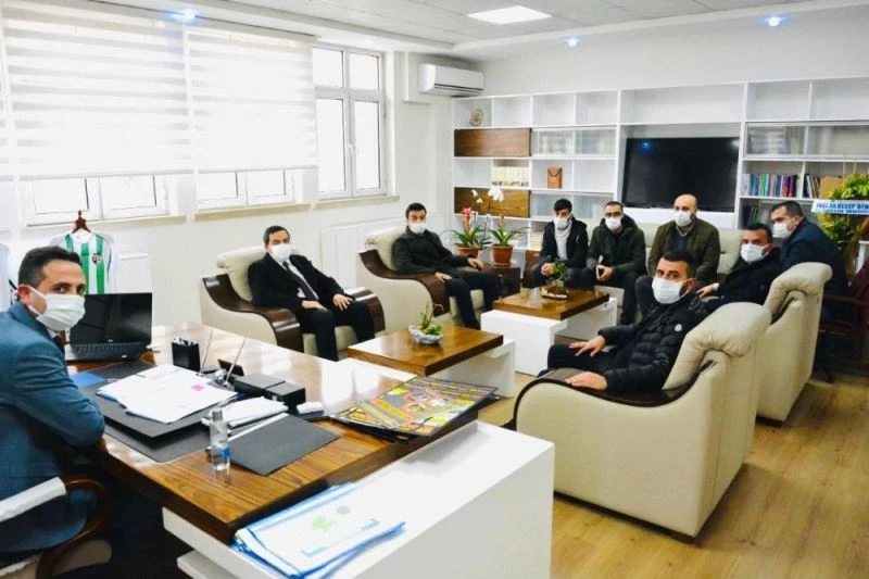 Taraftarlardan fanatik müdüre ziyaret
