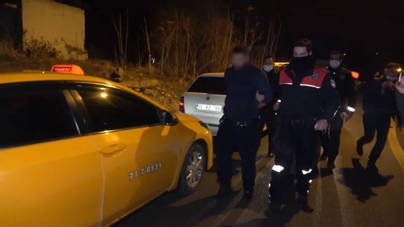 Polisin ’dur’ ihtarına uymayıp ters yöne girdi, 4 yaşındaki kızının canını tehlikeye soktu: Araziye attığı poşetten 2 kilogram uyuşturucu çıktı
