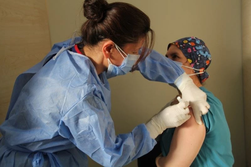 İzmir’de sağlık çalışanları ilk aşıyı oldu
