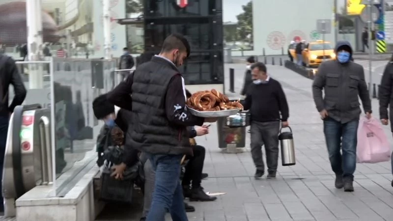 (Özel) Taksim Meydanı’nda bayılma numarasıyla duygu sömürüsü kamerada
