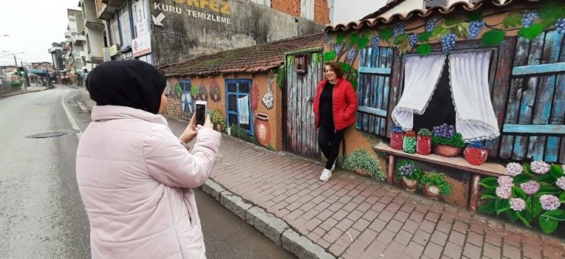 İzmit Belediyesi boş duvarları renklendiriyor
