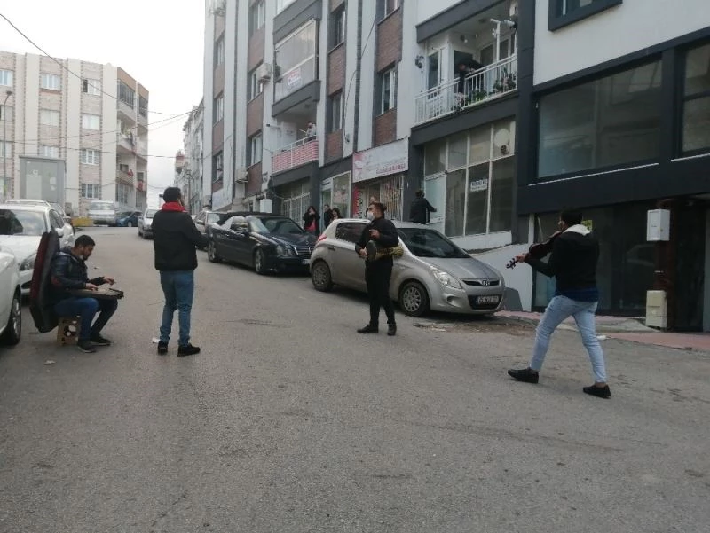 Zor günler geçiren müzisyenler sokak sokak dolaşarak geçimini sağlıyor
