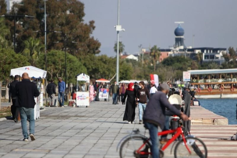 Güneşi gören Mersinliler, sahile akın etti
