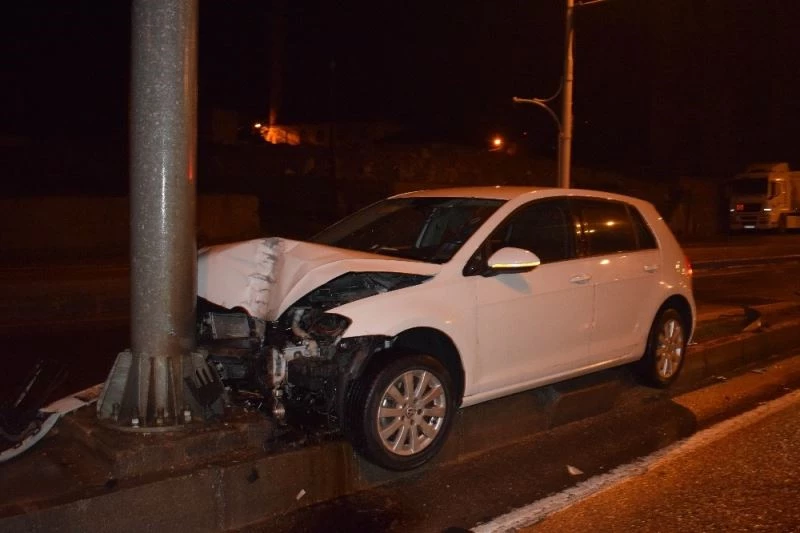 Kontrolden çıkan otomobil yön tabelası direğine çarptı
