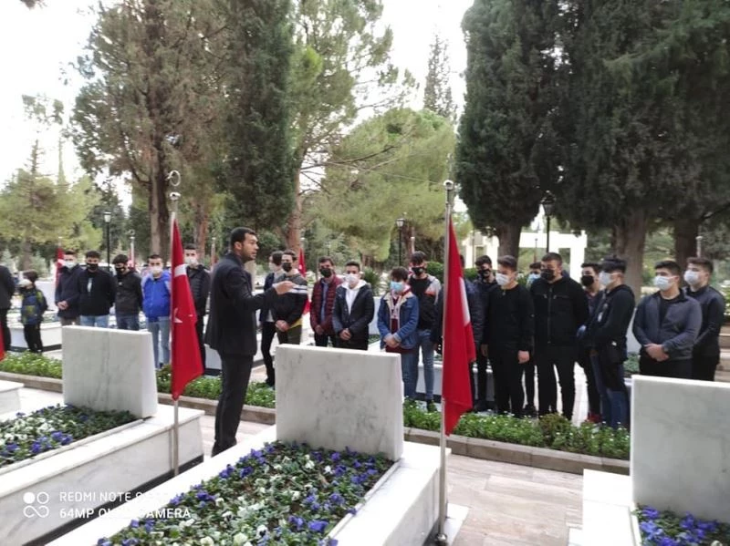 Ülkücüler şehit kabirlerinin bakımını yaptı
