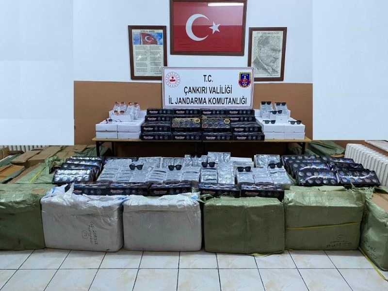 Kargo aracındaki 750 bin liralık kaçak eşyaya el konuldu
