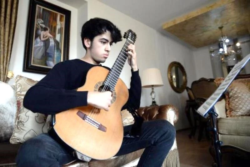 Genç yetenek Barkan Canbolat, dünyanın en iyi 4’üncü gitaristi oldu
