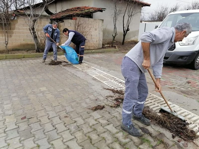 Yağışlar öncesi yağmur suyu kanalları ve ızgaralar temizlendi
