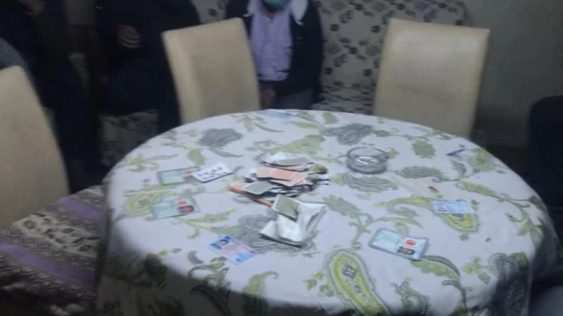 Oyun kartlarını sobada yakmaya çalıştılar
