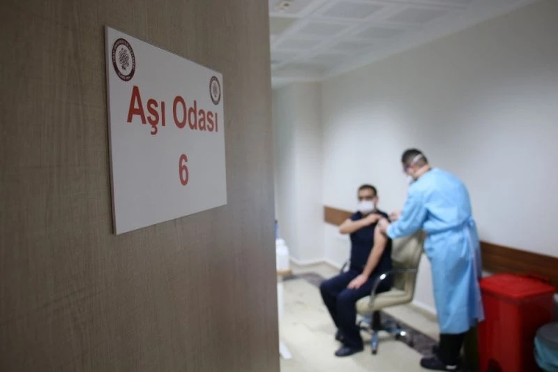 FÜ Tıp Fakültesi Hastanesi’nde 2 günde bin 492 sağlık çalışanı aşılandı
