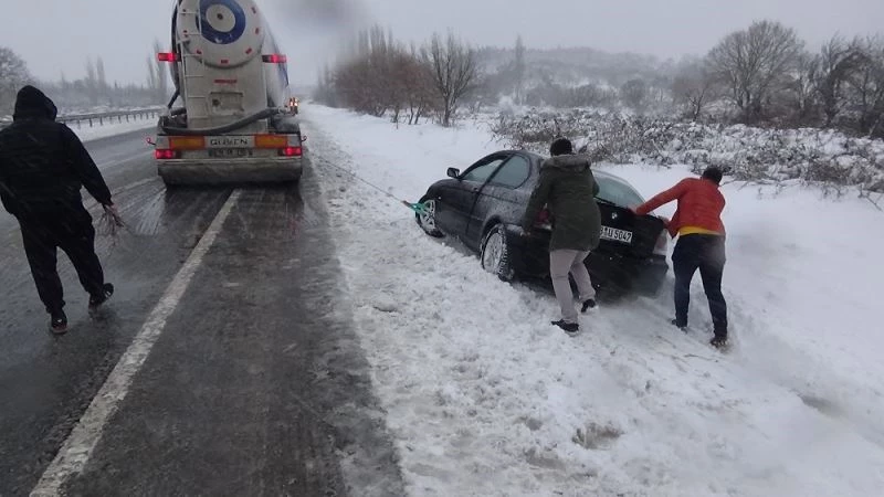 Kar yağışı Edremit-Balıkesir karayolunda çileye döndü

