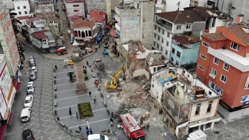 Saathane Meydanı’nda yıkım devam ediyor

