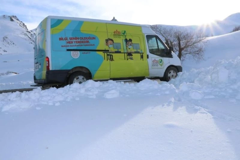Bakan Selçuk: “Mevsim koşulları ne olursa olsun EBA Mobil Destek ekiplerimizle yollardayız”
