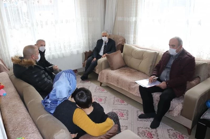Kaymakam Kanyılmaz, vatandaşın ihtiyaç ve taleplerini evlerinde dinliyor
