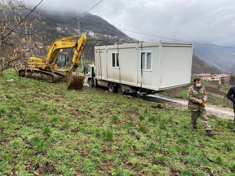 Yangında evleri yanan ailelerin kalacağı konteynırlar mahalleye ulaştı
