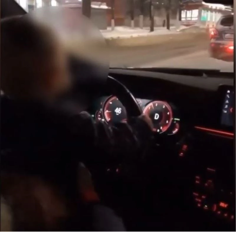 Rusya’da sorumsuz baba 2 yaşındaki çocuğuna araba kullandırdı
