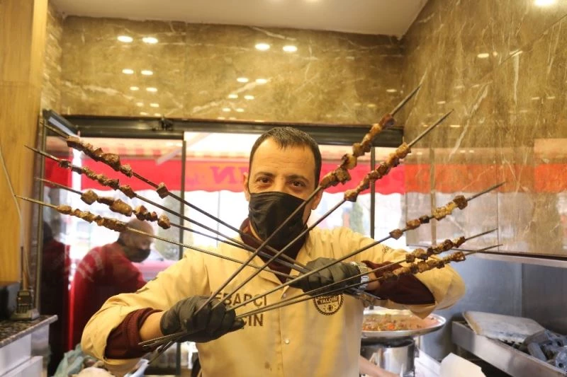 (ÖZEL)Gaziantepliler kebaba mesafe koymuyor
