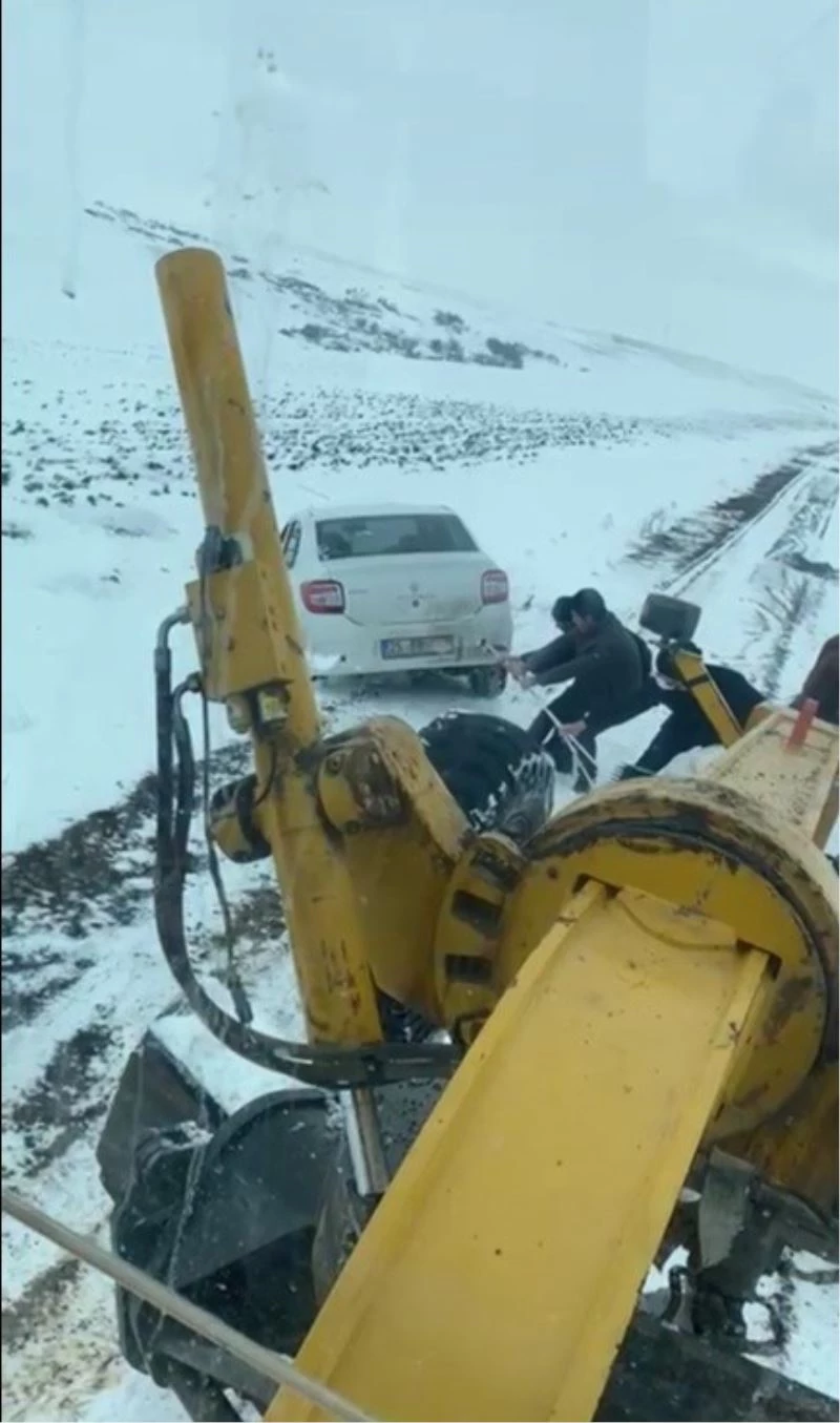 Tekman’da 30 köy yolu ulaşıma kapandı
