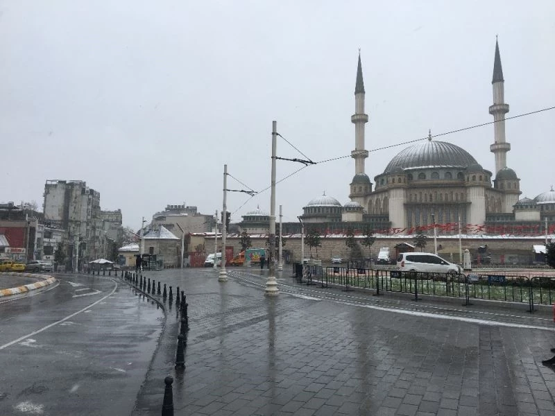 Kar Taksim Camii’nin kubbesini beyaza bürüdü
