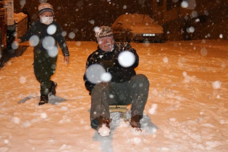 Yasağa rağmen kendilerini sokağa atan vatandaşlar doyasıya eğlendi
