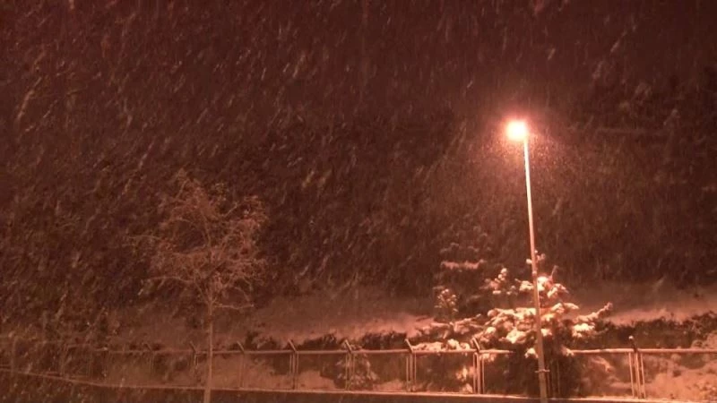 İstanbul’da yoğun kar yağışı devam ederken sürücüler güçlükle ilerleyebildi
