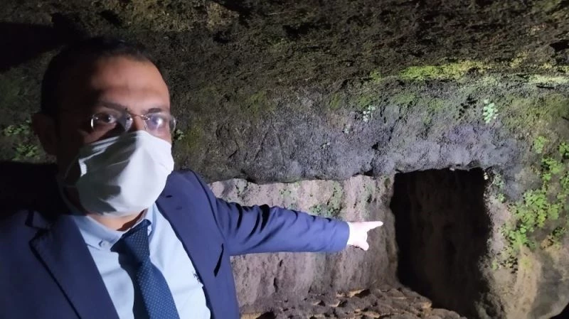 Sular çekildi, kaya mezarlar ortaya çıktı
