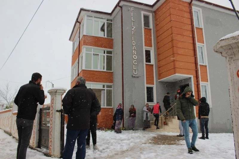 Binanın elektrik panosunda çıkan yangın vatandaşı sokağa döktü
