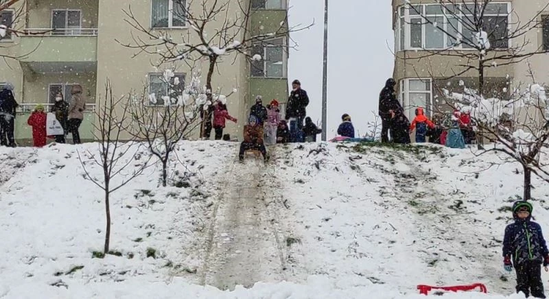 Yağan kar kısıtlamayı unutturdu
