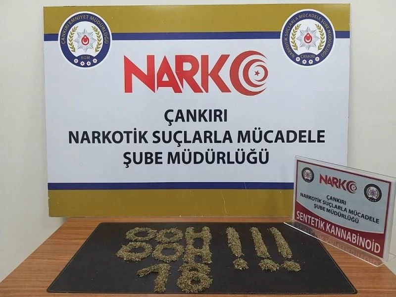 Polisler ele geçirilen uyuşturucu ile ’ohh ohh’ yazarak Bakan Soylu’ya destek verdi
