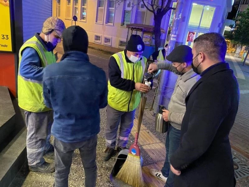 Ülkü Ocakları’ndan soğukta çalışan görevlilere sıcak jest
