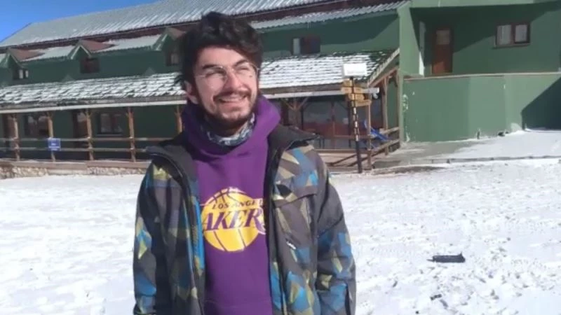 Dünyaca ünlü kayak merkezine uzun süre sonra kar yağdı, otel müdürü ve kayak hocası sevinçten göbek attı
