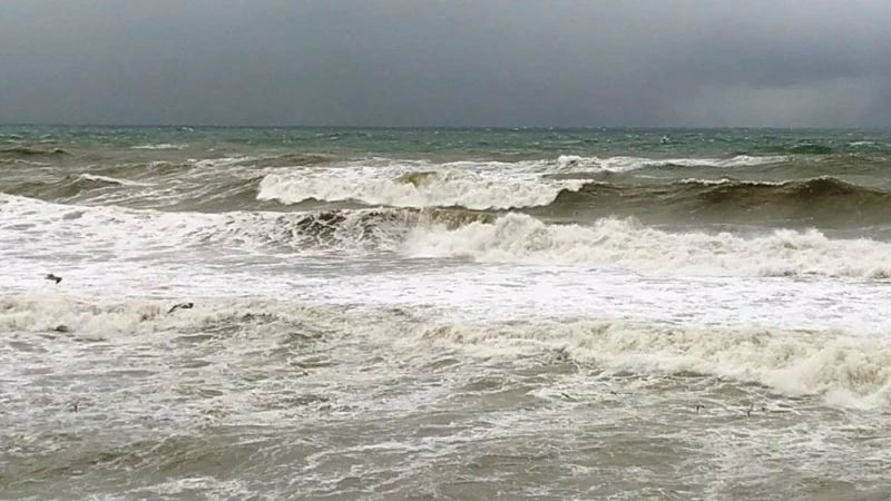 Karadeniz’de dalgalar sahilleri dövüyor
