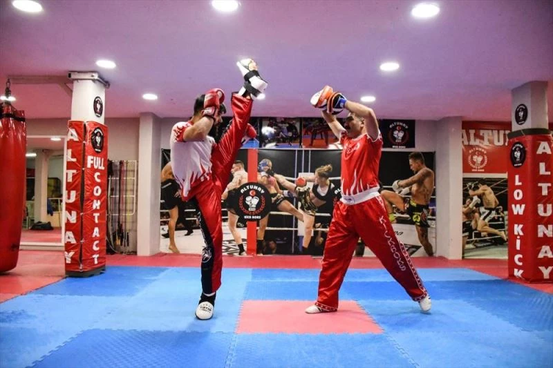 Adanalı genç kick boksçu Mücahit