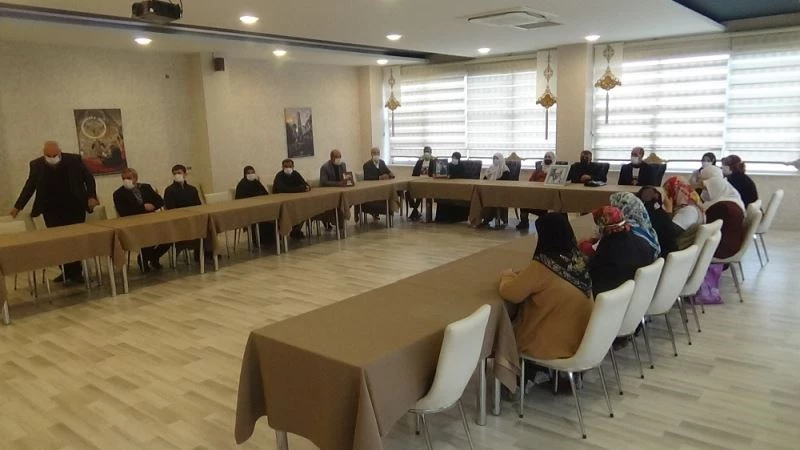 Evlatlarının yolunu gözleyen aileler, kısıtlamaya rağmen eylemlerine devam ediyor
