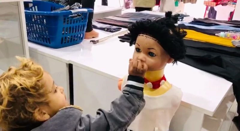 Suriyeli miniğin kekini cansız mankenle paylaşması yürekleri ısıttı
