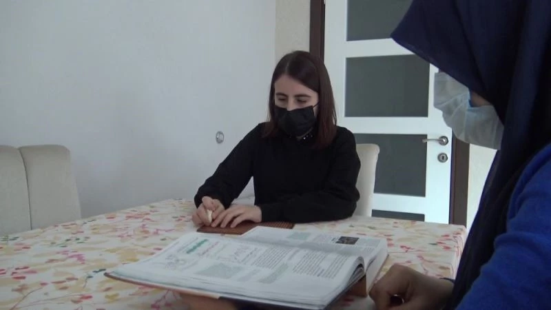 Görmeyen göz olan anne, kızını hayata tutundurdu
