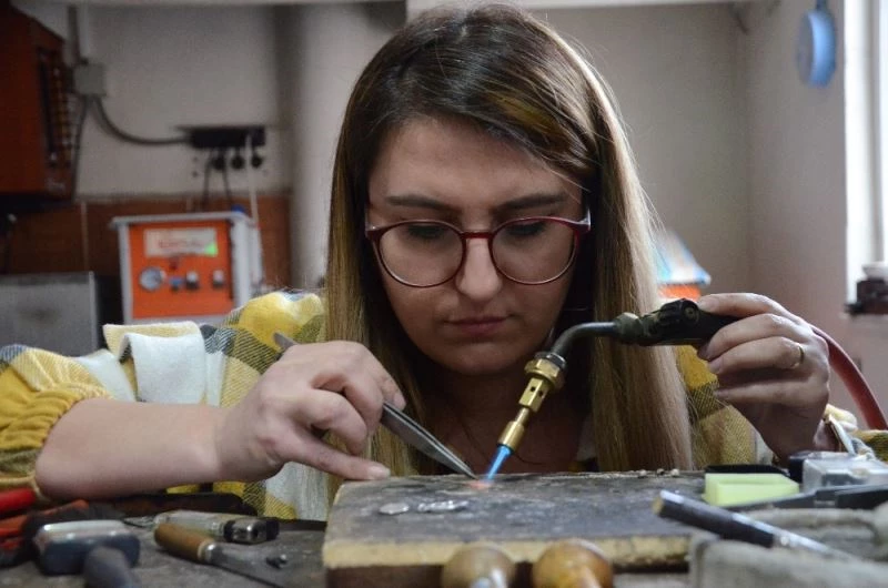 Kadın altın ustası: “Pandemide insanlar birbirlerini mutlu etmek adına özel tasarımları tercih ediyor”
