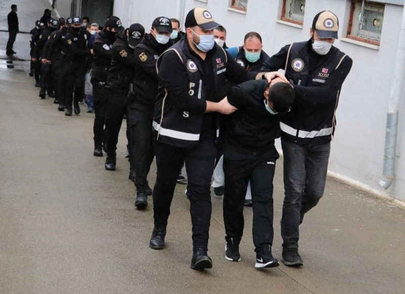 Çete lideri cinayet işleyip tehditle çocuğun üzerine atmış
