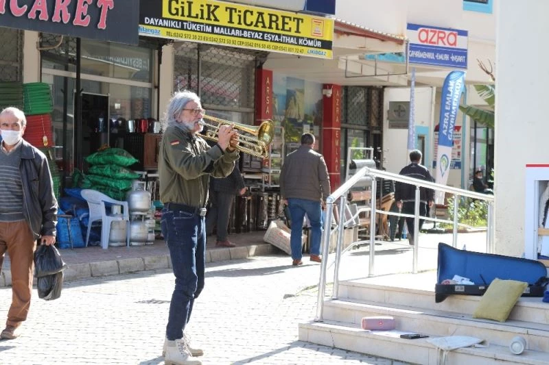 Brezilyalı orkestra şefinden Antalya sokaklarında trompet resitali
