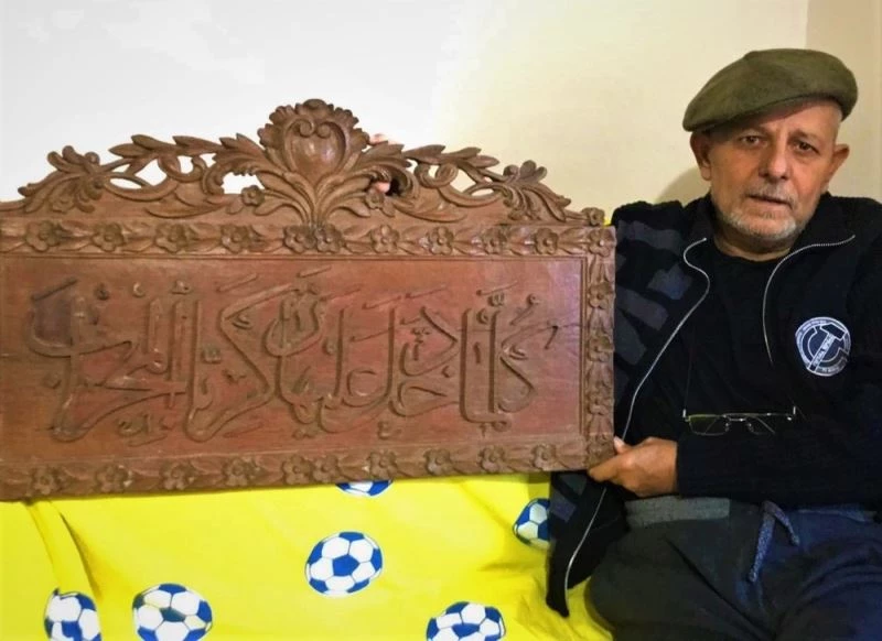 Yıkılan binalardan kalan asırlık ağaç parçalarını sanat eserine dönüştürüyor
