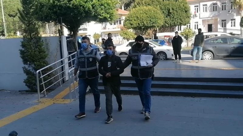 Aracın ses sistemini söküp kamyonete yükleyip götürdüler
