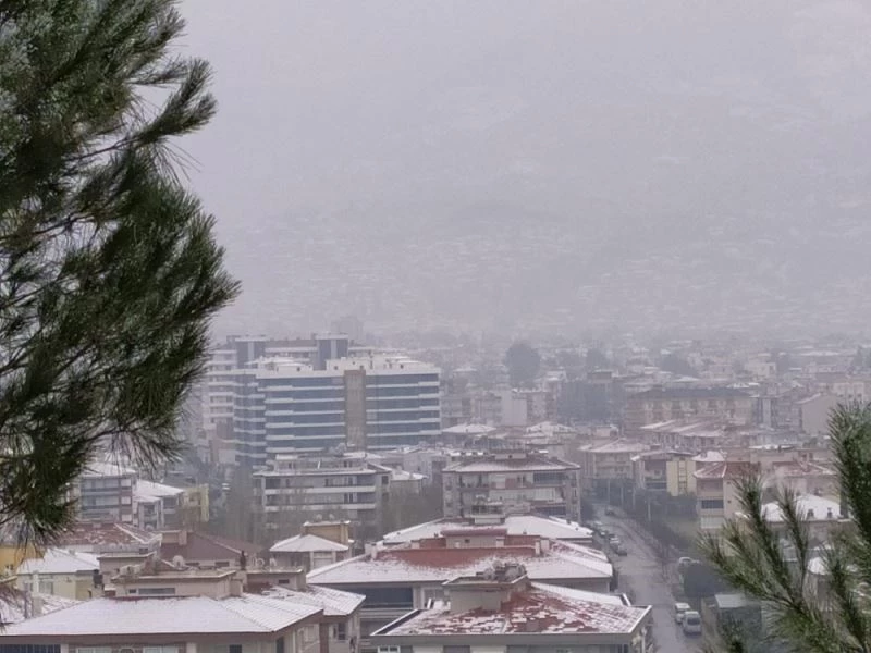 10 yıl aranın ardından Tire merkeze kar yağdı
