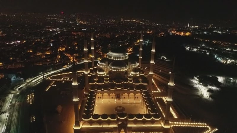 Beyaz örtüye bürünen Çamlıca Camii hayran bıraktı
