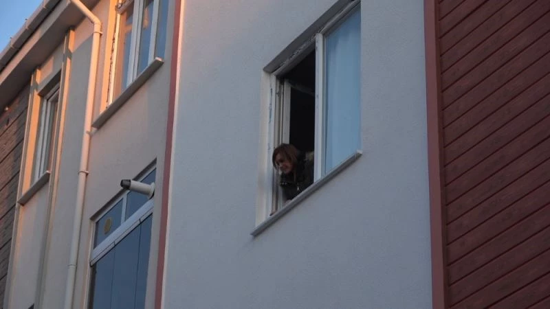 Arkadaşı tarafından eve kitlenen kadını itfaiye ekipleri kurtardı
