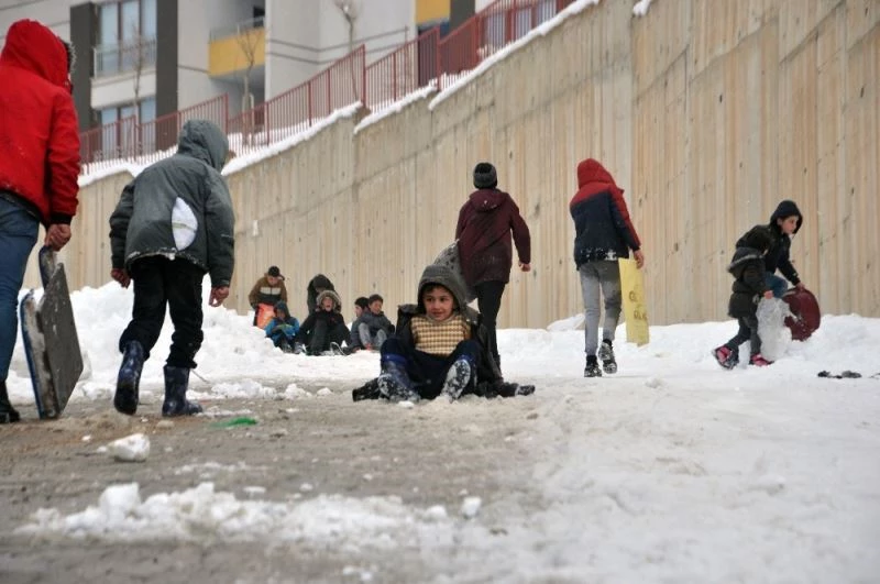 Poşet ve tepsiyle kayak keyfi
