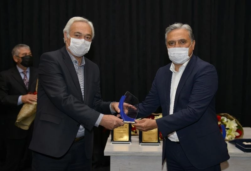 Emekli olan personeller plaketle uğurlandı
