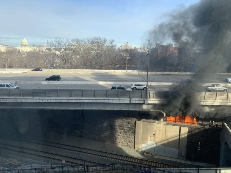 ABD’de evsizler kampındaki yangın Kongre binasında paniğe neden oldu
