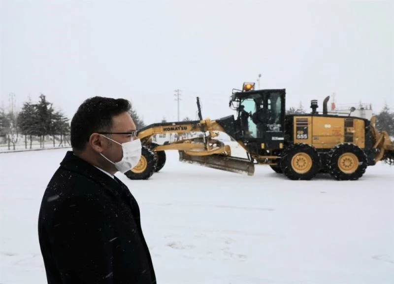 Vali Çiçek ulaşımın kardan dolayı aksamaması için çalışmaları yerinde inceledi
