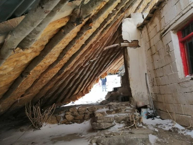 Fırtınanın uçurduğu çatı bir evin üzerine düştü
